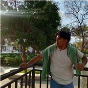 Profesor de matemáticas imparte clases dinámicas y didácticas a personas de todas las edades